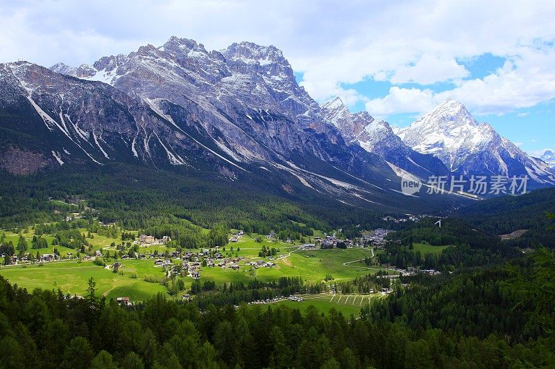 Cortina D?Ampezzo阿尔卑斯村庄全景，Dolomites，意大利泰洛阿尔卑斯